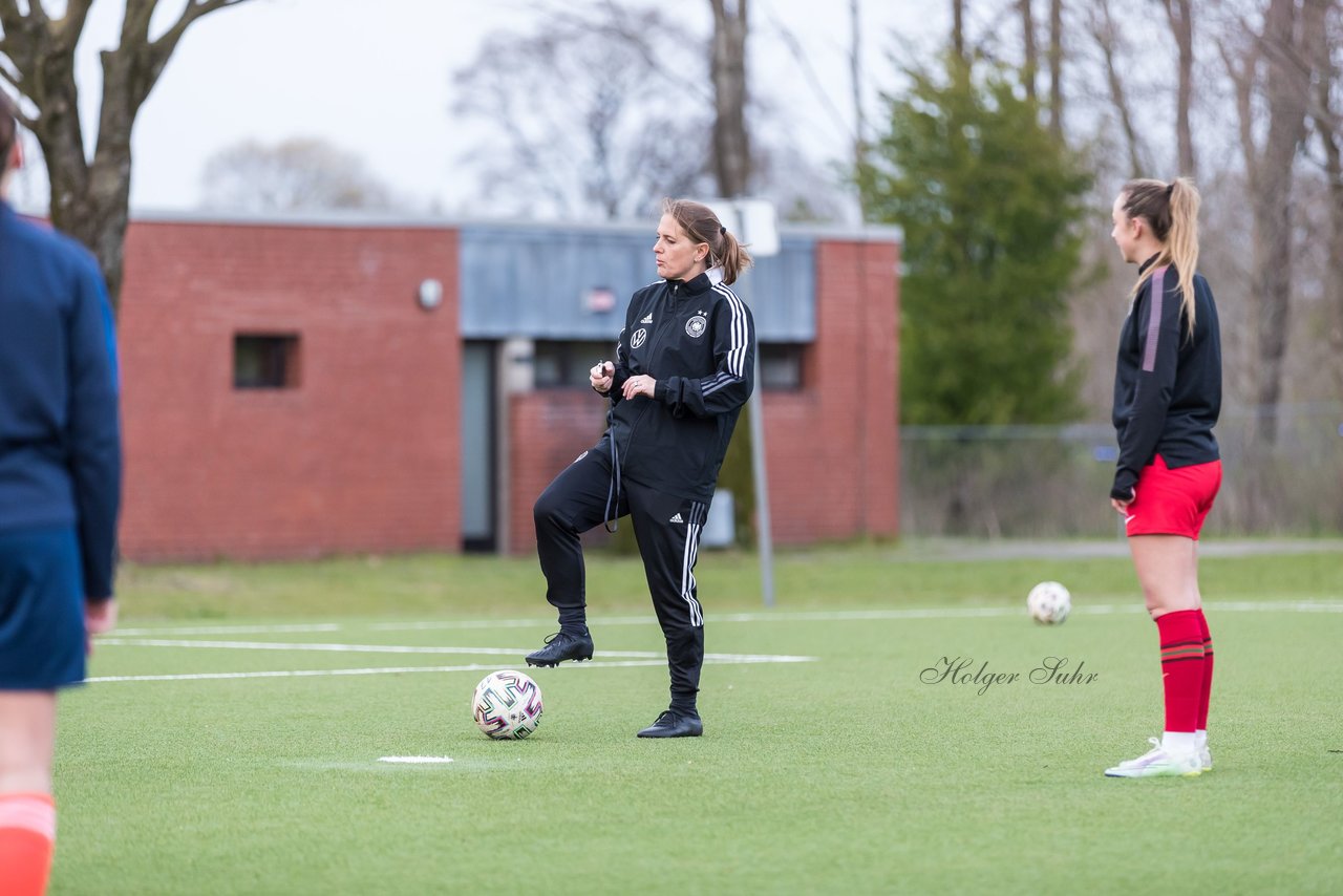 Bild 219 - Co-Trainerin der Frauen Nationalmannschaft Britta Carlson in Wahlstedt